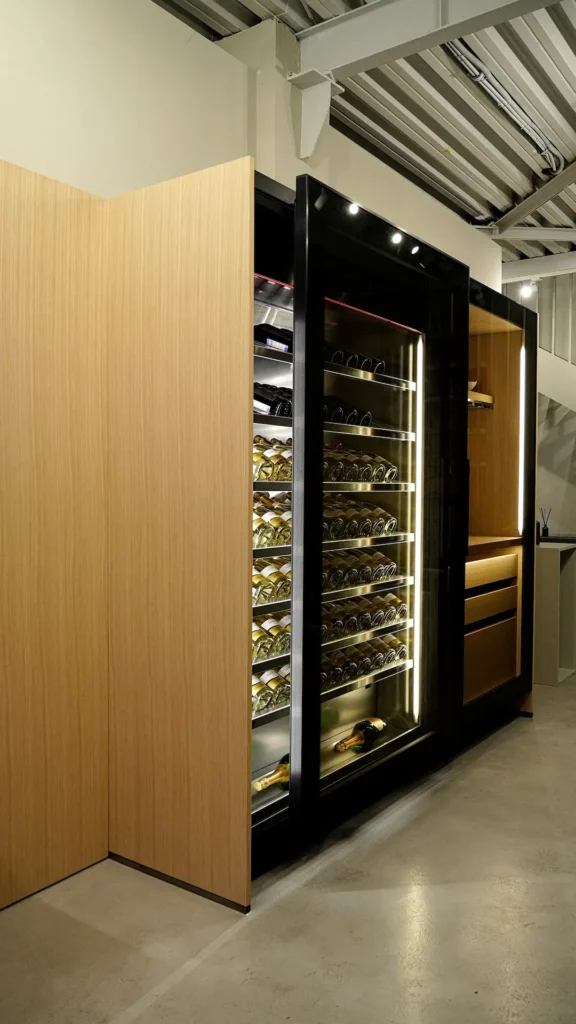 Винный шкаф Vina с открытой дверцей